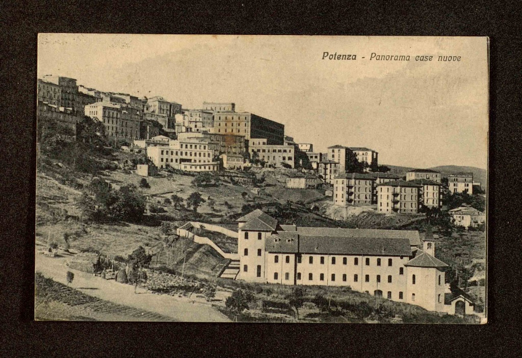 Italia, Potenza, Panorama casas nuevas.