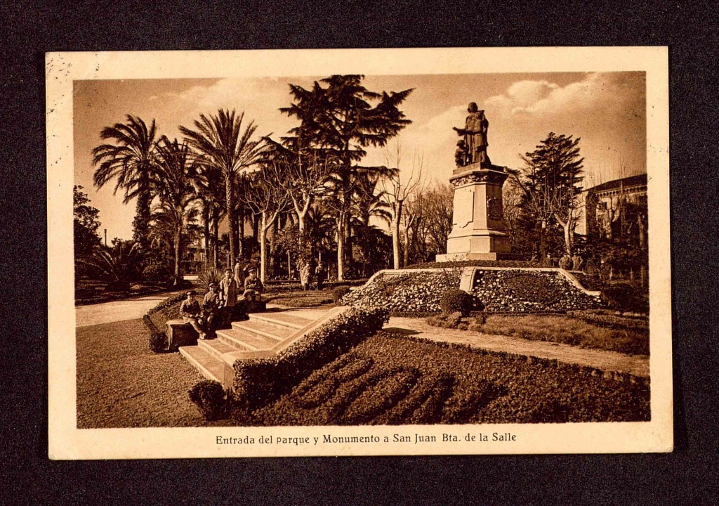 Colegio de Ntra. Sra. De la Bonanova, entrada del parque y monumento a San Juan Bta. De la Salle, 1935.
