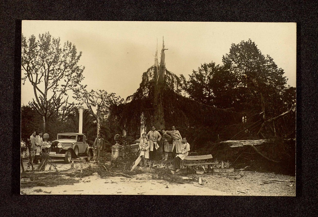 Col·legi de Ntra. Sra. De la Bonanova, glorieta del parque, 1930.