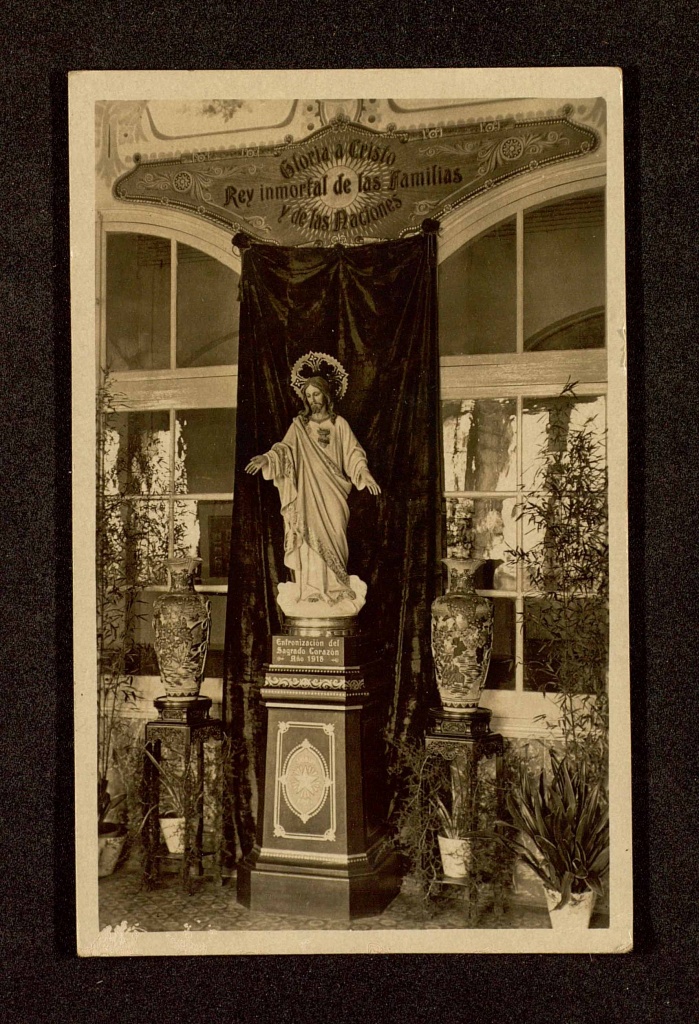 Colegio de Ntra. Sra. De la Bonanova, imagen del Cristo Rey entronizado en la sala, 1918.