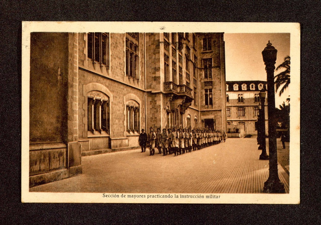 Colegio de Ntra. Sra. De la Bonanova, sección de mayores practicando la instrucción militar, 1931.