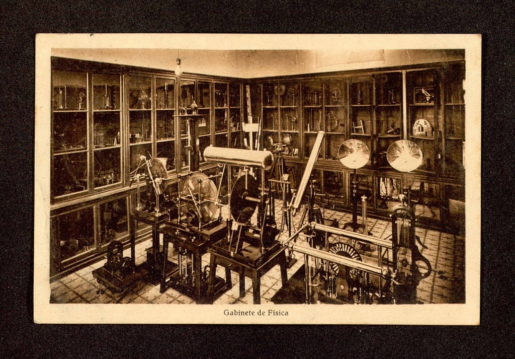 Colegio de Ntra. Sra. De la Bonanova, gabinete de física, 1932.
