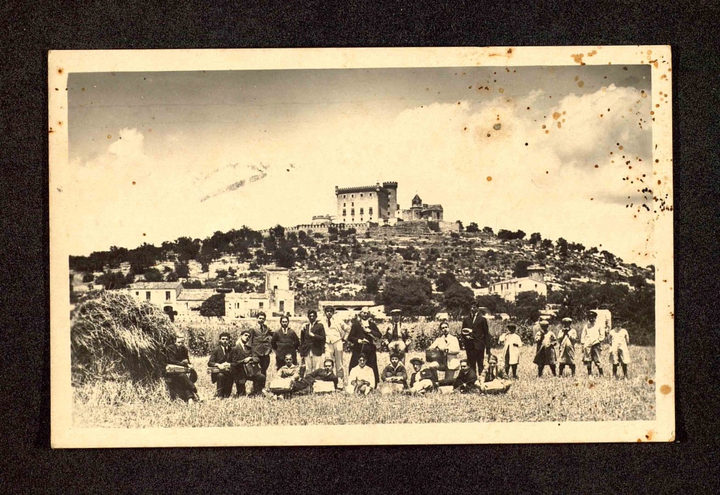 Grup d’estudiants del Col·legi de la Bonanova recol·lectant plantes amb el Germà Sennen, 1919.