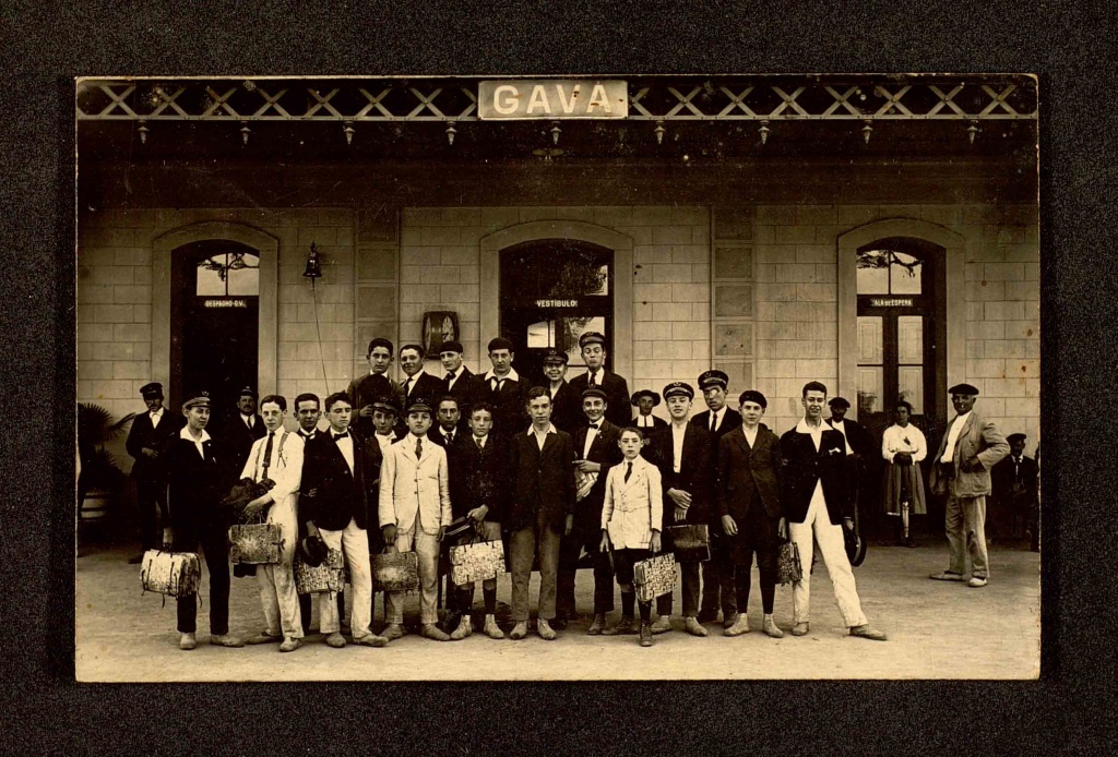 Estudiantes del Colegio de la Bonanova en la estación de Gavà con las prensas per recolectar plantas con el Hermano Sennen, 1919.