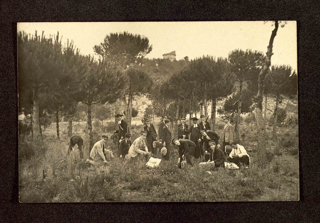Grupo de estudiantes del Colegio de la Bonanova recolectando plantas con el Hermano Sennen, 1920.