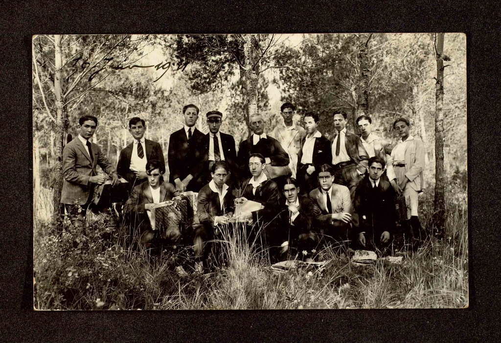 Grupo de estudiantes del Colegio de la Bonanova recolectando plantas con el Hermano Sennen, 1921.